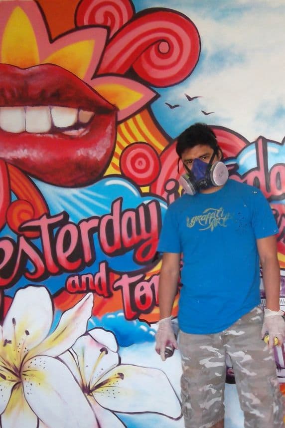 Cholo Apolo spray painting